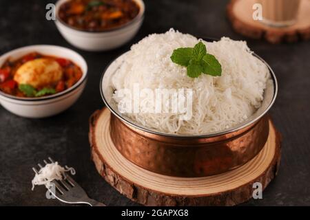 Noolappam/Idiyappam/nouilles de riz, un plat traditionnel populaire de Kerala cuit à la vapeur avec curry chaud et épicé de rôti d'oeuf sur une péniche, Alleppey Banque D'Images