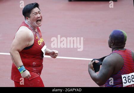 Tokyo, Japon. 31 juillet 2021. Lijiao Gong (L), de Chine, passe devant la médaillée d'argent Raven Saunders des États-Unis pour célébrer la victoire de la médaille d'or dans Women's Shot lors de la compétition d'athlétisme lors des Jeux olympiques d'été de Tokyo, au Japon, le dimanche 1er août 2021. Photo de Bob Strong/UPI. Crédit : UPI/Alay Live News Banque D'Images