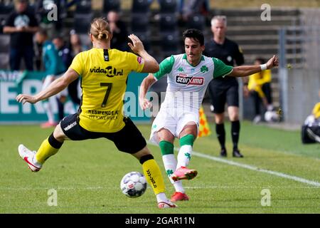 VENLO, PAYS-BAS - JUILLET 31 : Guus Hupperts de VVV Venlo et Carlos Perez Juan de Panathinaikos FC pendant le match amical pré-saison entre VVV-Venlo et Panathinaikos FC à Covebo Stadion de Koel le 31 juillet 2021 à Venlo, pays-Bas (photo de Jeroen Meuwsen/Orange Pictures) Banque D'Images