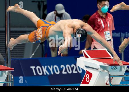 TOKYO, JAPON - JUILLET 27 : Stan Pijnenburg, des pays-Bas, en compétition avec les hommes Freestyle de 100m pendant les Jeux Olympiques de Tokyo 2020 à l'Aquatics de Tokyo Banque D'Images