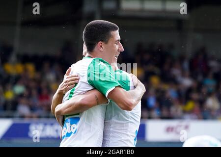 VENLO, PAYS-BAS - JUILLET 31 : Aitor Cantalapiedra du FC Panathinaikos fête avec Carlos Lopez Huesca du FC Panathinaikos après avoir marquant son premier but lors du match d'avant-saison entre VVV-Venlo et le FC Panathinaikos à Covebo Stadion de Koel le 31 juillet 2021 à Venlo, pays-Bas (photo de Jeroen Meuwsen/Orange Pictures) Banque D'Images