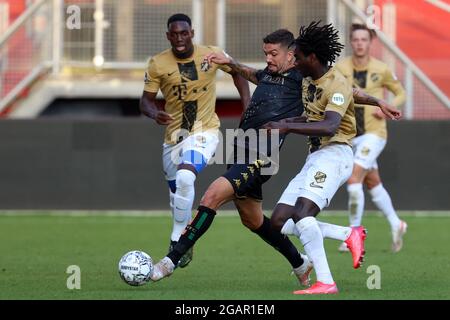 UTRECHT, PAYS-BAS - JUILLET 31: Francesco forte de Venezia FC, Christopher Mamengi du FC Utrecht lors du match pré-saison entre le FC Utrecht et Venezia FC au stade Galgenwaard le 31 juillet 2021 à Utrecht, pays-Bas (photo de Herman Dingler/Orange Pictures) Banque D'Images