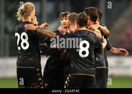 UTRECHT, PAYS-BAS - JUILLET 31 : Francesco Di Mariano du Venezia FC célébrant le troisième but de son côté avec ses coéquipiers lors du match pré-saison entre le FC Utrecht et le Venezia FC au stade Galgenwaard le 31 juillet 2021 à Utrecht, pays-Bas (photo de Herman Dingler/Orange Pictures) Banque D'Images