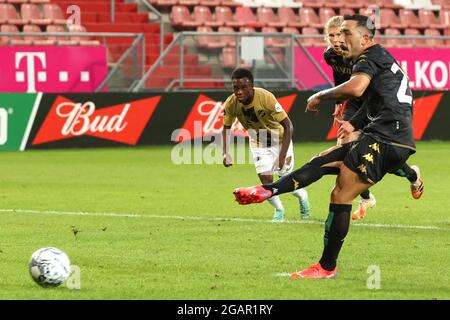 UTRECHT, PAYS-BAS - JUILLET 31 : Francesco Di Mariano de Venezia FC marquant le troisième but de son côté lors du match d'avant-saison entre le FC Utrecht et le FC Venezia au stade Galgenwaard le 31 juillet 2021 à Utrecht, pays-Bas (photo de Herman Dingler/Orange Pictures) Banque D'Images