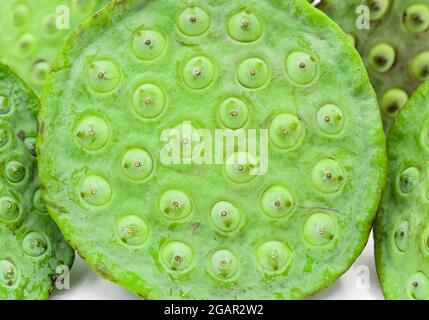 Cuisine traditionnelle de la rue du Myanmar. Image de Lotus Seeds avec espace de texte. Isolée sur fond blanc. Banque D'Images