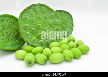 Cuisine traditionnelle de la rue du Myanmar. Gousses de graines de Lotus isolées sur fond blanc. Banque D'Images