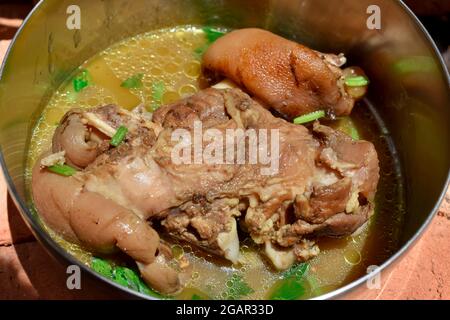 Myanmar ou birman, recette asiatique de soupe de branche de porc dans un plat d'acier. Banque D'Images