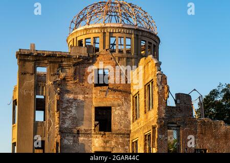 Vue rapprochée du Mémorial de la paix d'Hiroshima (Dôme de la bombe atomique, Dôme de Genbaku) au coucher du soleil à Hiroshima, au Japon. Banque D'Images