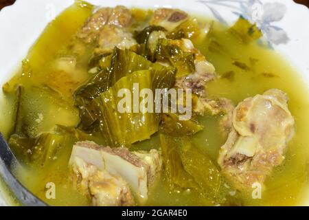 Recette de soupe à la moutarde blanche aigre avec côtes de porc. Cuit en Asie, au Myanmar. Vue en gros plan Banque D'Images