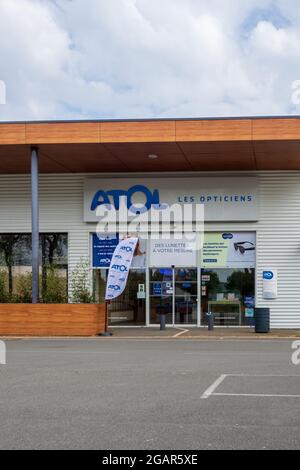 LA FLECHE, FRANCE - 03 juillet 2021 : la façade du magasin ATOL eyecare à la Fleche, France Banque D'Images