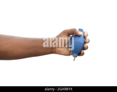 Main mâle tenant un ventilateur de nettoyage de caméra dans un poing sur un arrière-plan blanc isolé Banque D'Images