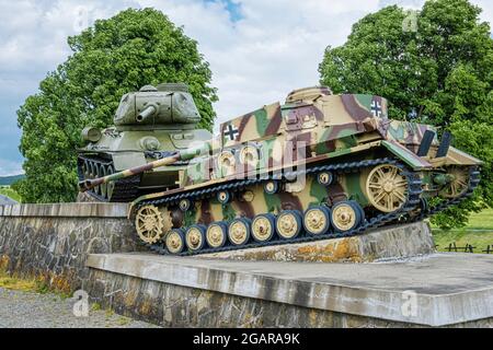 Chars russes et allemands historiques dans la vallée de la mort, près du village de Kapisova, en République slovaque. Mémorial de la Seconde Guerre mondiale. Banque D'Images