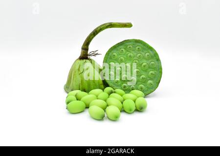 Cuisine traditionnelle de la rue du Myanmar. Image de Lotus Seeds avec espace de texte. Isolée sur fond blanc. Banque D'Images