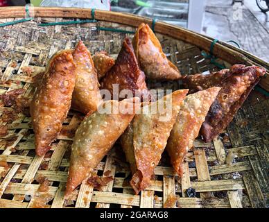 Samosa, la cuisine de rue préférée du Myanmar. Les autres noms sont Samsa, somsa, sambosak, sambusa, samoosa, singada, samuza. Banque D'Images