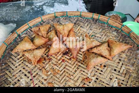 Samosa, la cuisine de rue préférée du Myanmar. Vue de dessus. Banque D'Images