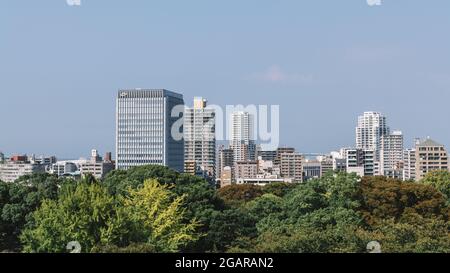 Fukuoka, Japon - vue sur la ville depuis les ruines du château de Fukuoka. De grands bâtiments et un parc avec beaucoup d'arbres. Banque D'Images