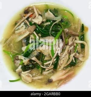 Recette de curry d'épinards et de champignons sautés au Myanmar ou en Birmanie. Vue de dessus. Banque D'Images