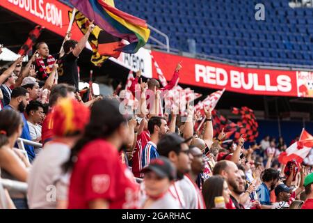 Harrison, États-Unis. 31 juillet 2021. Les fans de RÉB Bulls célèbrent le but de Wikelman Carmona lors d'un match MLS régulier contre la Nouvelle-Angleterre sur Red Bull Arena à Harrison, New Jersey, le 31 juillet 2021. (Photo de Lev Radin/Sipa USA) crédit: SIPA USA/Alay Live News Banque D'Images