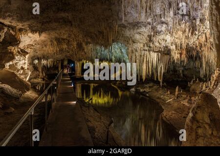 Une passerelle qui traverse Lake Cave et ses nombreuses reflets dans le complexe Mammoth Cave de Margaret River, en Australie occidentale. Banque D'Images