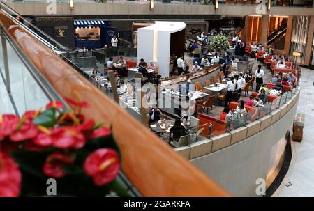 Hong Kong, Chine. 31 juillet 2021. Les gens dînent dans un restaurant d'un grand magasin dans la région centrale de Hong Kong, dans le sud de la Chine, le 31 juillet 2021. Credit: Wu Xiaochu/Xinhua/Alay Live News Banque D'Images