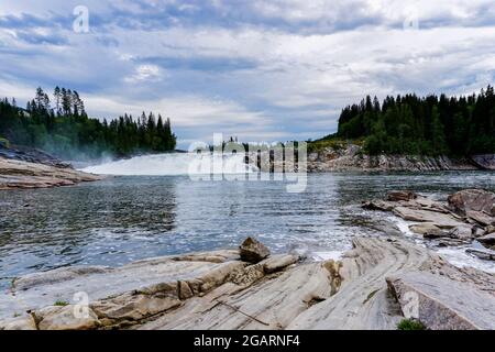 Une vue sur le paysage de la cascade sauvage et massive Laksforsen Noear Trofors Banque D'Images