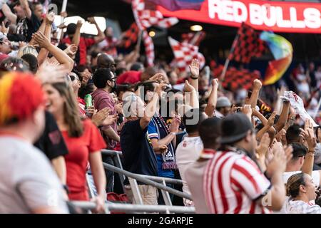 Harrison, États-Unis. 31 juillet 2021. Les fans de Red Bulls célèbrent le but de Fabio lors d'un match MLS régulier contre la Nouvelle-Angleterre sur Red Bull Arena. Il s'agissait de la quatrième victoire consécutive pour la Révolution de Nouvelle-Angleterre et ils continuent d'être en première place dans la Conférence de l'est de la MLS. (Photo de Lev Radin/Pacific Press) crédit: Pacific Press Media production Corp./Alay Live News Banque D'Images