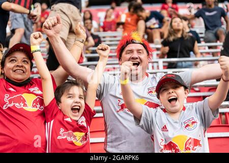 Harrison, États-Unis. 31 juillet 2021. Les fans de Red Bulls célèbrent le but de Fabio lors d'un match MLS régulier contre la Nouvelle-Angleterre sur Red Bull Arena. Il s'agissait de la quatrième victoire consécutive pour la Révolution de Nouvelle-Angleterre et ils continuent d'être en première place dans la Conférence de l'est de la MLS. (Photo de Lev Radin/Pacific Press) crédit: Pacific Press Media production Corp./Alay Live News Banque D'Images