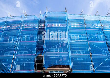 échafaudage dans un bâtiment résidentiel en cours de rénovation Banque D'Images