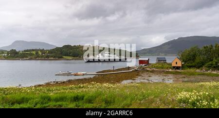 Levang, Norvège - 17 juillet 2021 : le ferry arrive de Nesna au point d'atterrissage du ferry de Levang sur la côte Helgeland, dans le nord de la Norvège Banque D'Images