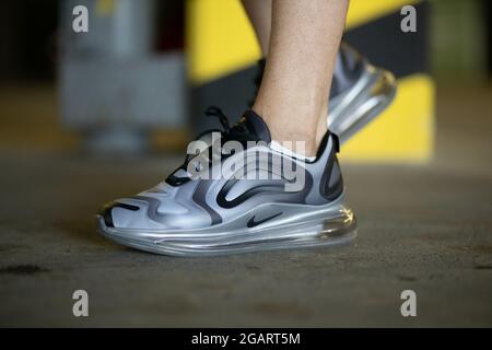 DISTRICT DE BRCKO, BOSNIE-HERZÉGOVINE - 17 juin 2020 : gros plan des jambes de sexe masculin portant des sneakers Nike Air Max 720 grises dans la ville du district de Brcko, en Bosnie Banque D'Images