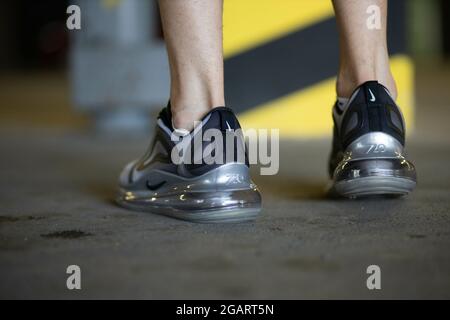 DISTRICT DE BRCKO, BOSNIE-HERZÉGOVINE - 17 juin 2020 : gros plan des jambes de sexe masculin portant des sneakers Nike Air Max 720 grises dans la ville du district de Brcko, en Bosnie Banque D'Images