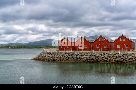 Skreda, Norvège - 20 juillet 2021 : maisons en bois rouge colorées sur l'océan dans les îles Lofoten de Norvège Banque D'Images