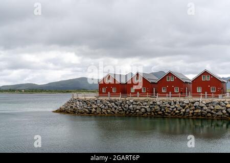 Skreda, Norvège - 20 juillet 2021 : maisons en bois rouge colorées sur l'océan dans les îles Lofoten de Norvège Banque D'Images