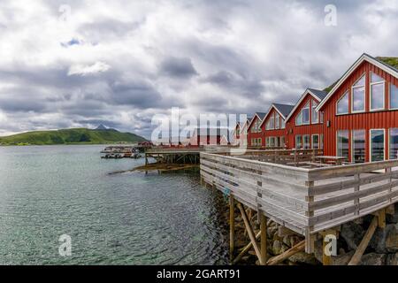 Skreda, Norvège - 20 juillet 2021 : maisons en bois rouge colorées sur l'océan dans les îles Lofoten de Norvège Banque D'Images