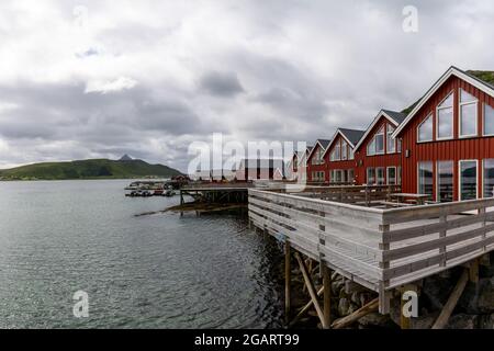 Skreda, Norvège - 20 juillet 2021 : maisons en bois rouge colorées sur l'océan dans les îles Lofoten de Norvège Banque D'Images