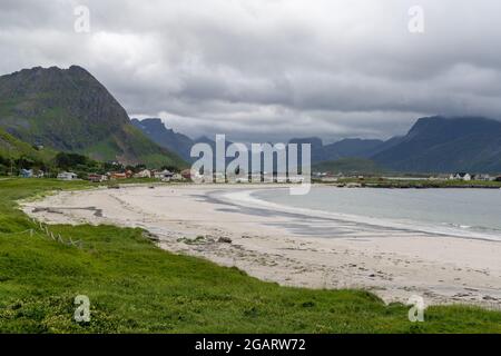 Vue sur la magnifique Rambergstranda dans les îles Lofoten de Norvège Banque D'Images