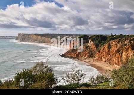 La vue magnifique sur les falaises du Portugal, Algarve Banque D'Images