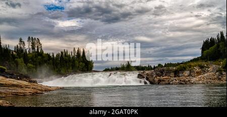 Une vue sur le paysage de la cascade sauvage et massive Laksforsen Noear Trofors Banque D'Images