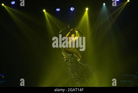 Un acrobat pendant sa performance à Extreme Circus à Halifax. Date de la photo: Samedi 31 juillet 2021. Banque D'Images