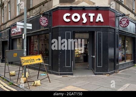 Panneau de déviation indiquant la porte ouverte d'un café Costa à Bruntsfield, Edimbourg, Écosse, Royaume-Uni. Banque D'Images