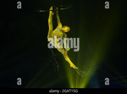 Un acrobat pendant sa performance à Extreme Circus à Halifax. Date de la photo: Samedi 31 juillet 2021. Banque D'Images