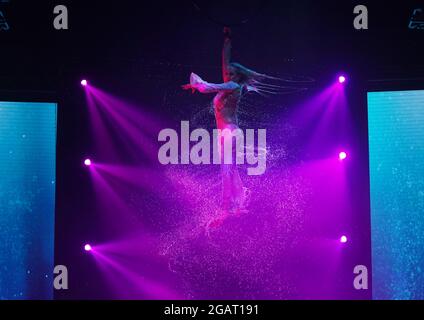 Un acrobat pendant sa performance à Extreme Circus à Halifax. Date de la photo: Samedi 31 juillet 2021. Banque D'Images