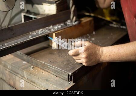 Perceuse pour métal. Perceuse pour la réalisation de trous dans l'acier. Équipement dans un atelier de métal. Banque D'Images