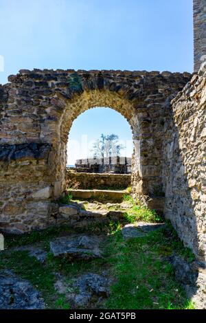 Marchez jusqu'aux ruines du château d'Altnussberg dans la forêt bavaroise Banque D'Images