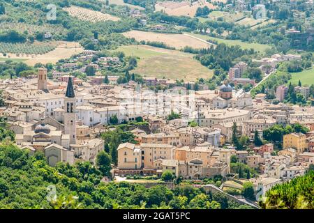 Vue imprenable sur le centre historique de Spoleto, Pérouse, Italie, par une journée ensoleillée Banque D'Images