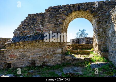 Marchez jusqu'aux ruines du château d'Altnussberg dans la forêt bavaroise Banque D'Images