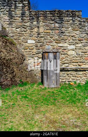 Marchez jusqu'aux ruines du château d'Altnussberg dans la forêt bavaroise Banque D'Images