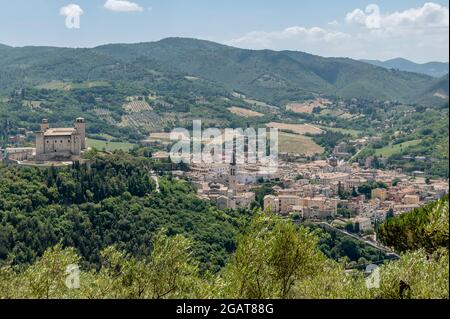Vue imprenable sur le centre historique de Spoleto, Pérouse, Italie, par une journée ensoleillée Banque D'Images
