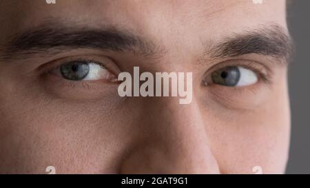 Prise de vue courte sérieuse jeune homme yeux verts regardant l'appareil photo Banque D'Images