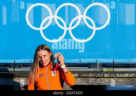 TOKYO, JAPON - 1er AOÛT : Marit Bouwmeester des pays-Bas pose une photo alors qu'elle célèbre sa médaille de bronze lors de la cérémonie de la médaille de voile lors des Jeux Olympiques de Tokyo 2020 au Sagami le 1er août 2021 à Tokyo, Japon (photo de Ronald Hoogendoorn/Orange Pictures) NOCNSF Banque D'Images